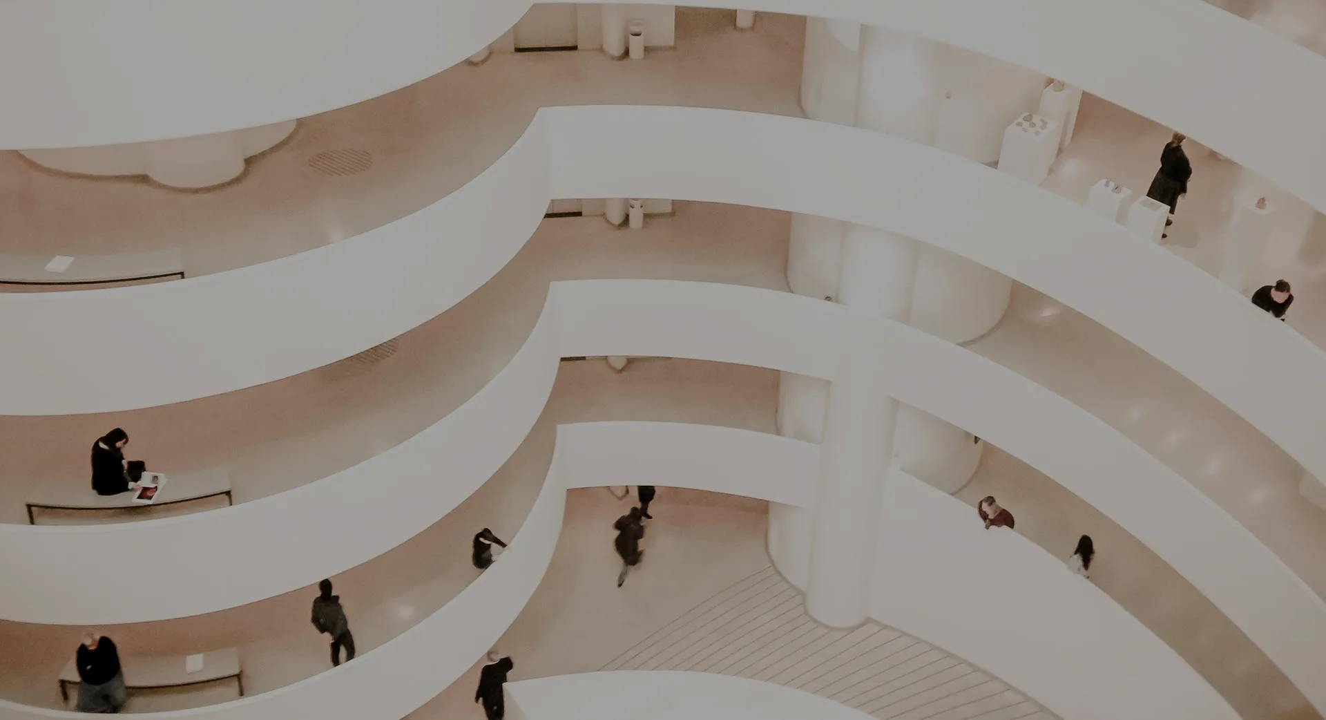 Espace d’archives à l’architecture structurée, image d’évocation sans valeur documentaire