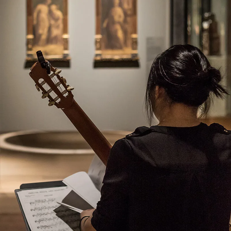 Composition abstraite dans un espace culturel, image d’ambiance sans valeur documentaire